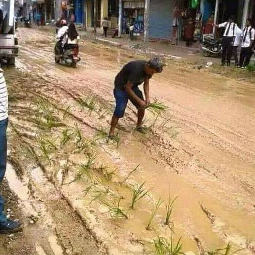 Cara Kocak Protes Warga Negeri Ini Atas Jalan Yang Tak Kunjung Diperbaiki